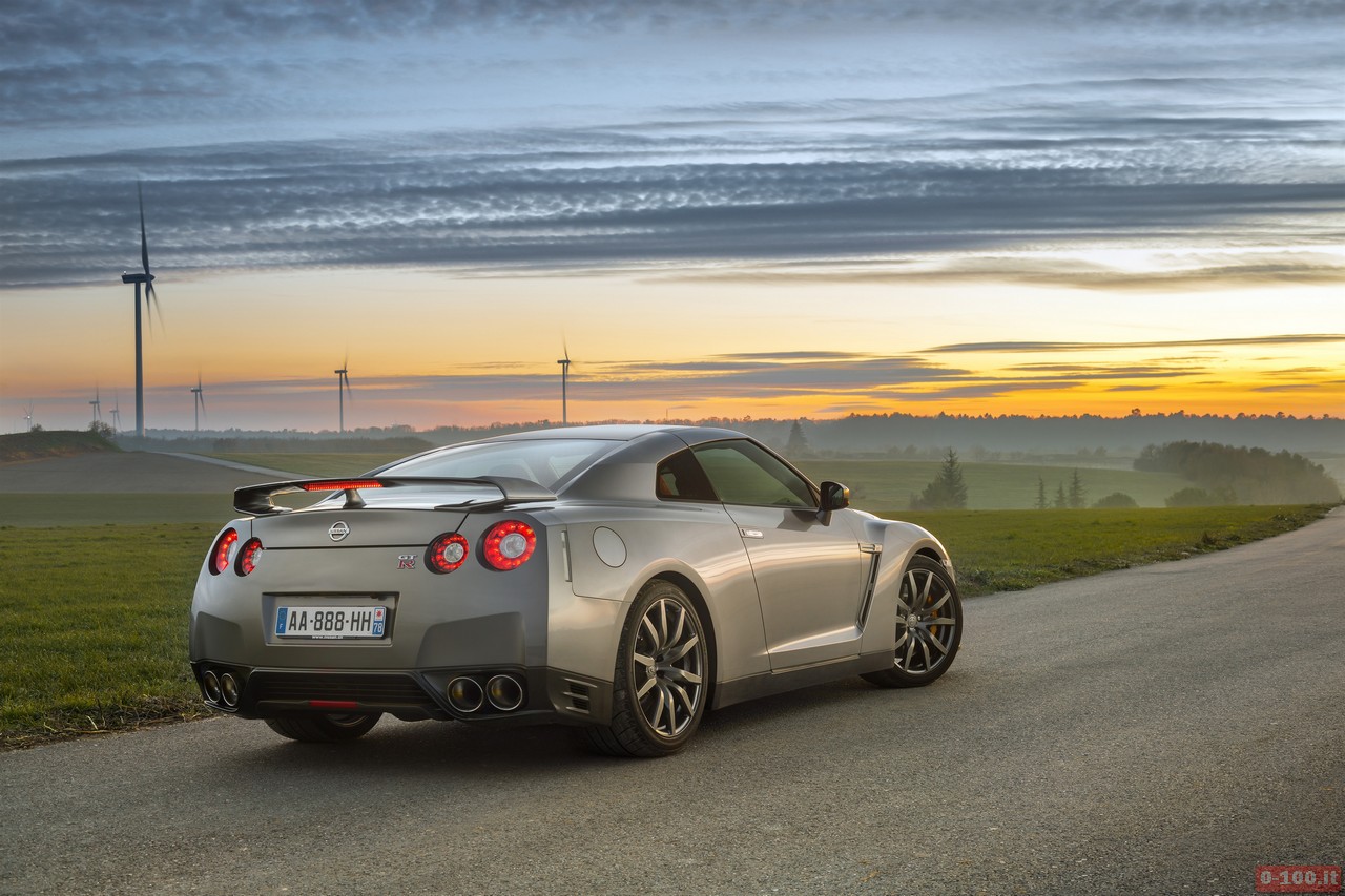 Nissan-GTR-my-2013_0-100_2