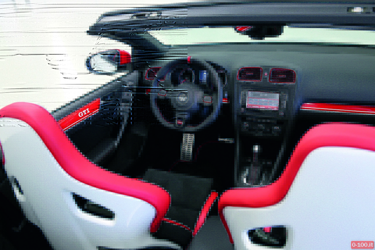 Weltpremiere in Rot-Weiss-Rot: Das Golf GTI Cabriolet Austria/Vanessa Amato (23, Fahrzeuglackiererin) zeigt auf die Brembo-Bremsanlage mit flashrot lackierten Bremssaetteln. Das Golf GTI Cabriolet Austria ist ein Fahrzeugprojekt der Berufsausbildung von Volkswagen.
