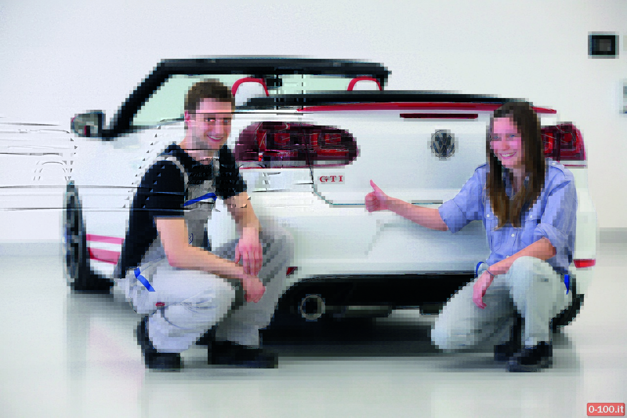Weltpremiere in Rot-Weiss-Rot: Das Golf GTI Cabriolet Austria/Vanessa Amato (23, Fahrzeuglackiererin) zeigt auf die Brembo-Bremsanlage mit flashrot lackierten Bremssaetteln. Das Golf GTI Cabriolet Austria ist ein Fahrzeugprojekt der Berufsausbildung von Volkswagen.