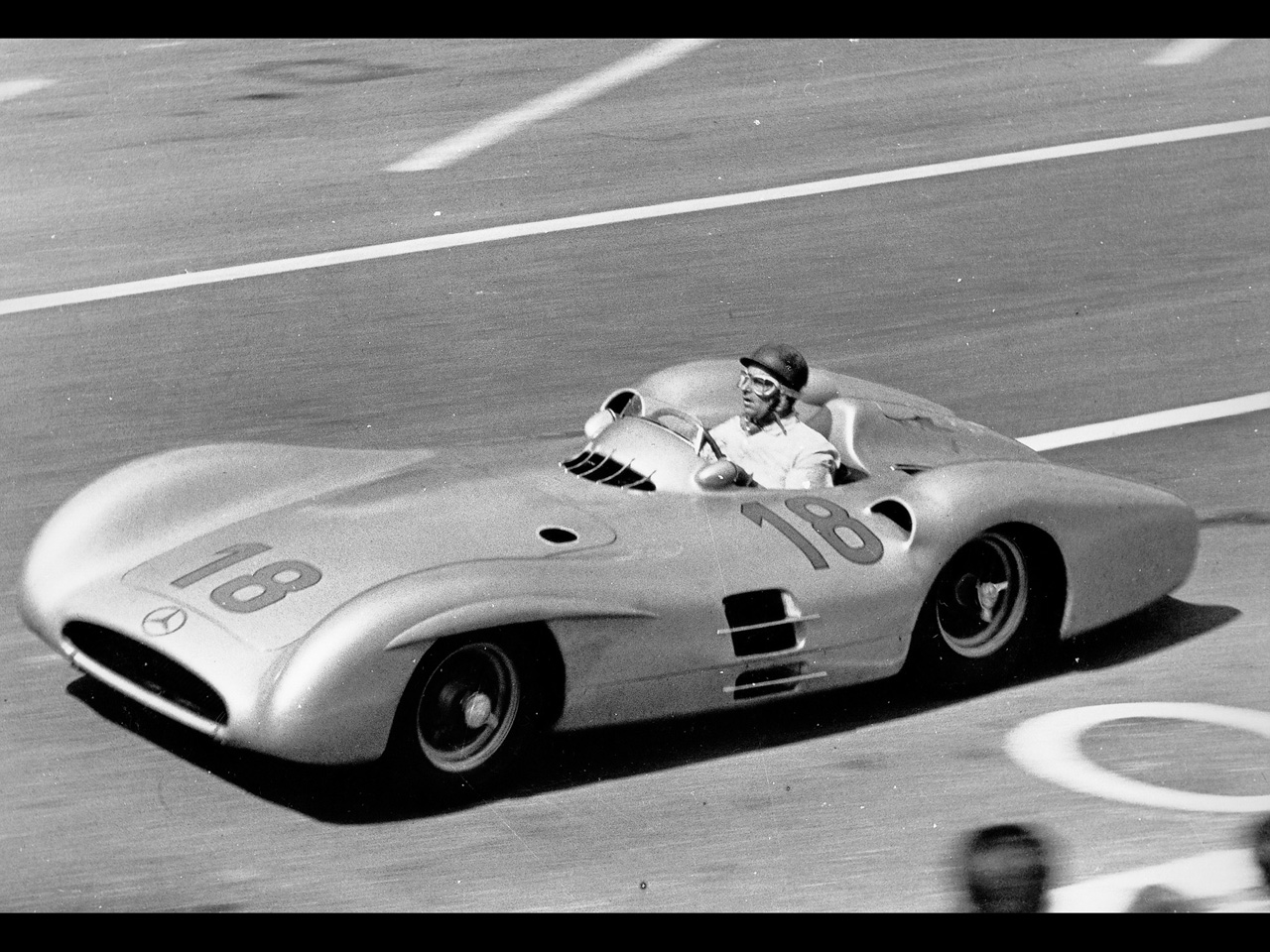 Mercedes-Benz-and-Juan-Manuel-Fangio-1954-Reims-in-full-racing-1280x960