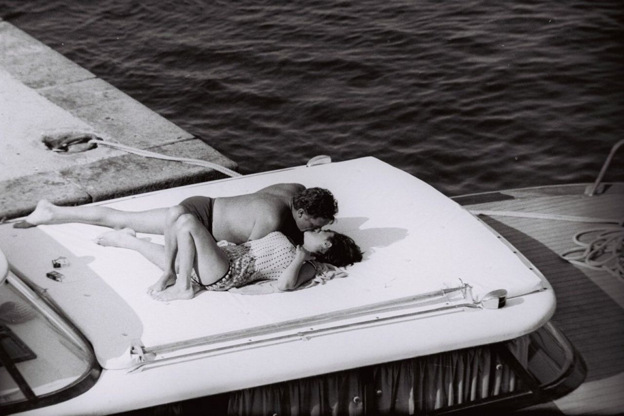 Richard Burton a Elizabeth Taylor si baciano a Ischia», fotografia di Marcello Geppetti (MGMC & Solares Fondazione delle Arti)