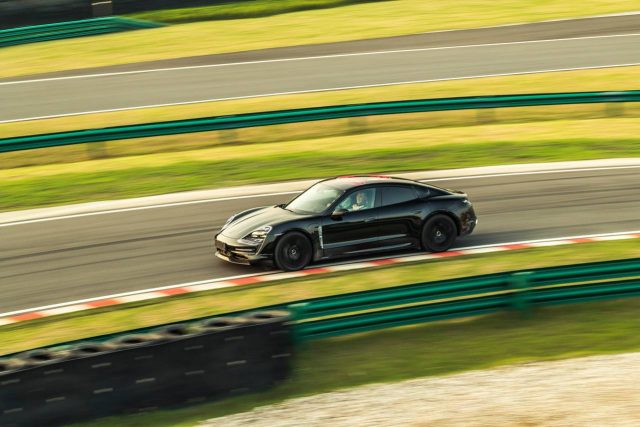 Porsche_Taycan_0-100_Li-Chao_porsche-demo-run_0-100-china_3