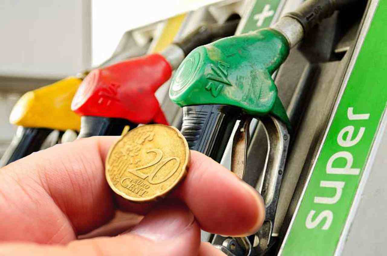 Trucco della monetina per risparmiare sulla benzina