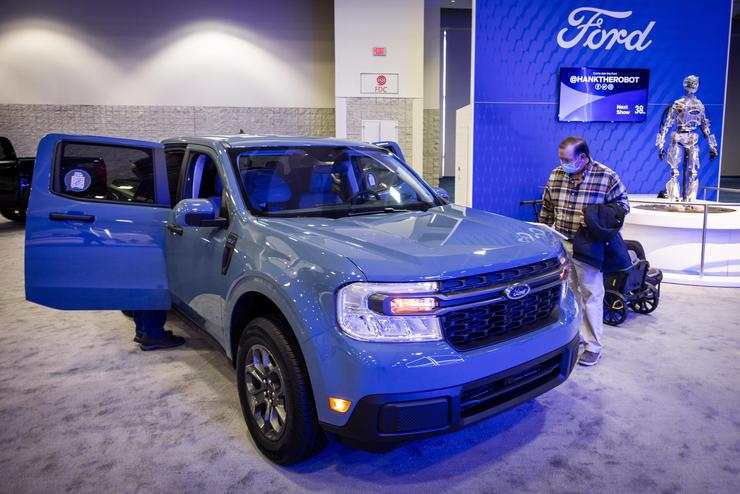 Ford Maverick pickup at the Washington Auto Show in the Walter E. Washington Convention Center in Washington, DC, USA, 24 January 2022. Ford announced earlier in the day that it will temporarily halt new orders on the Maverick until summer 2022. EPA/JIM LO SCALZO (Ansa)