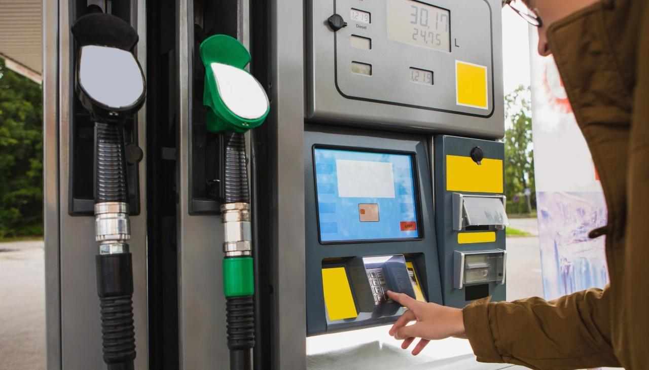 Gasolineras: Si gastas 10€, te descontarán 100€ por error Automovilistas en pánico