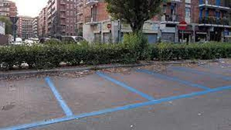 Parcheggio su strisce blu