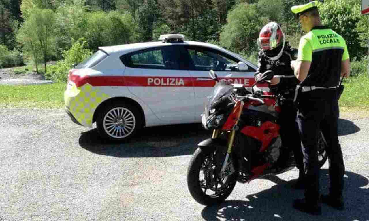 Posti di blocco, controlli a tappeto su moto e scooter