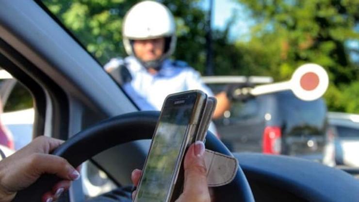 Usare lo smartphone in coda o al semaforo è illegale