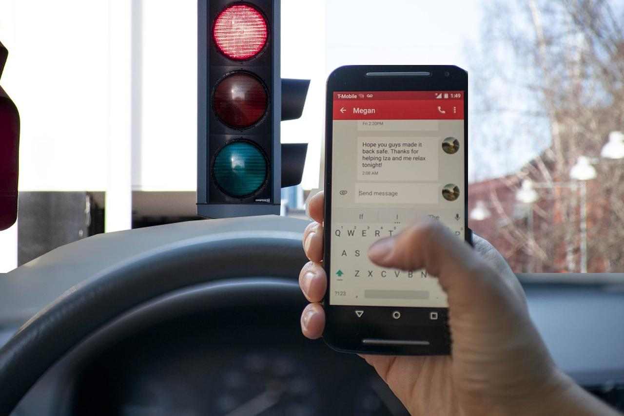 Usare lo smartphone al semaforo roso