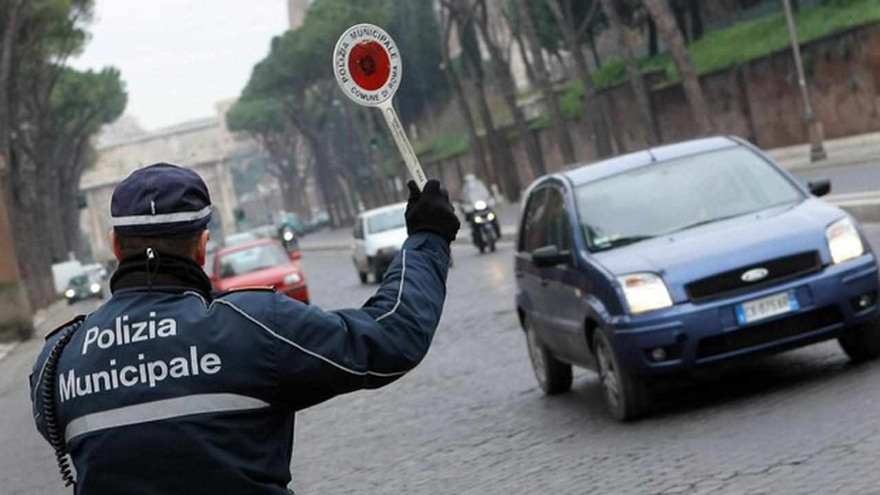 Posti di blocco, se ti fermano perdi punti della patente