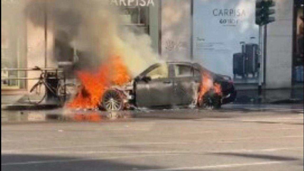 Auto in fiamme