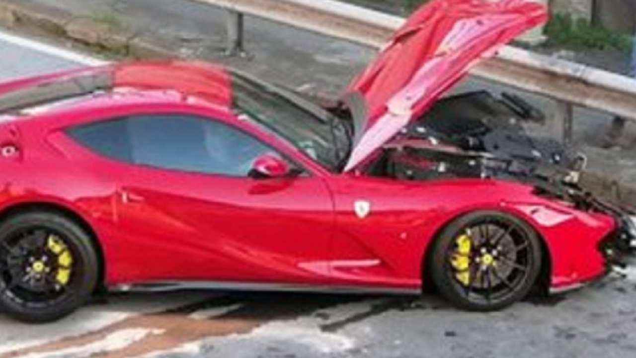 La Ferrari distrutta dallo youtuber