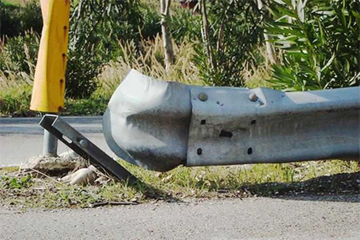 Incidente stradale contro guardrail non a norma