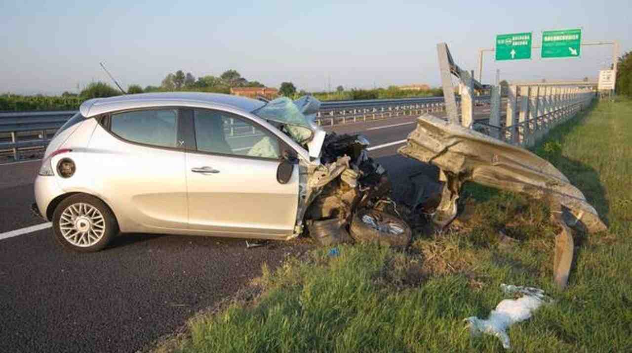 Incidente stradale contro guardrail