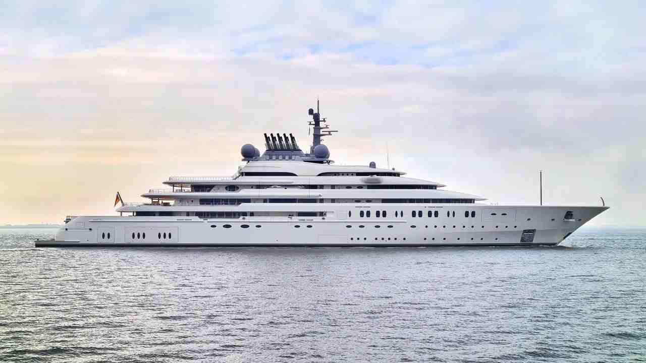 Il mega yacht ha ha attraccato a Portoferraio