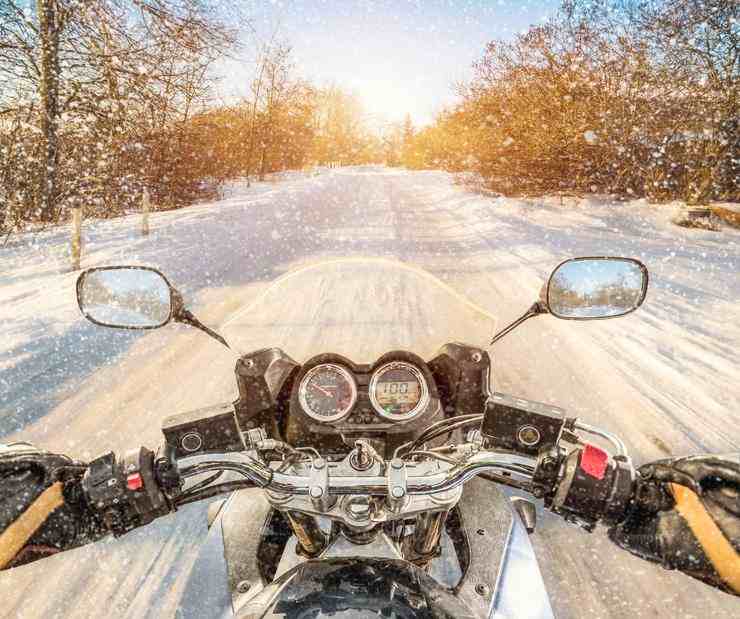 guidare moto in inverno