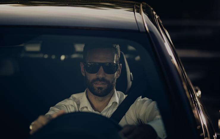 Addio agli occhiali in auto: sono illegali