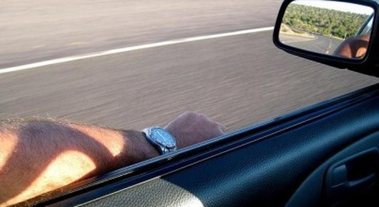 Guidare con il braccio fuori dal finestrino - 0-100.it