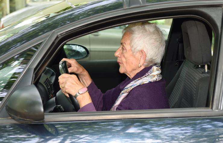 Anziana in auto