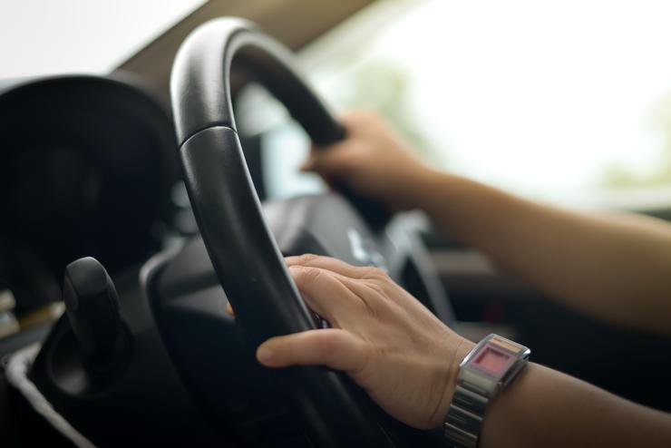 mani sul volante