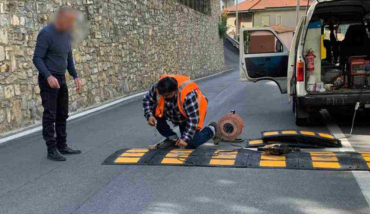 Dossi stradali, sono illegali se non vedi questa forma: auto distrutta