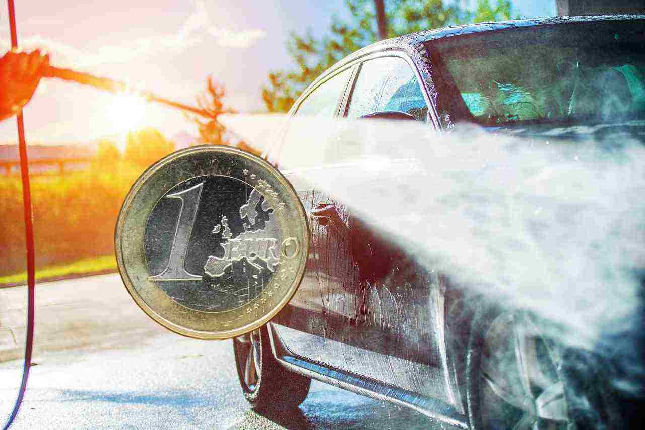 Pulizia auto con un euro come all'autolavaggio