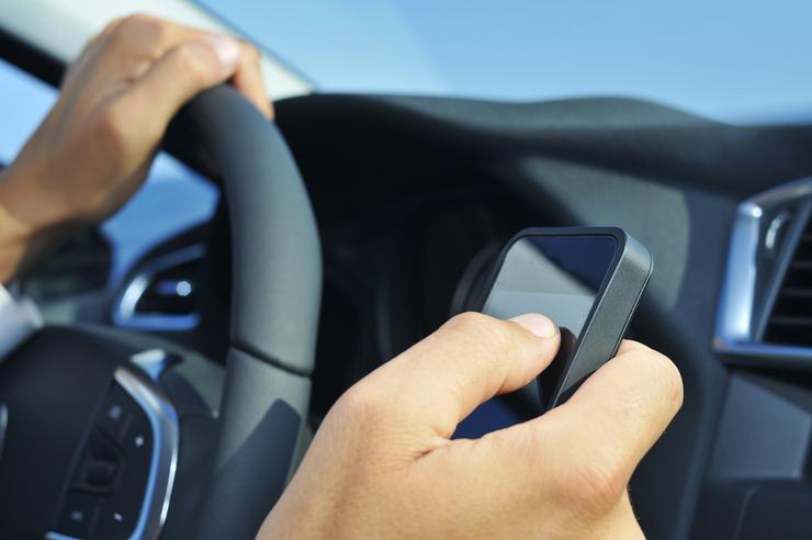 Smartphone durante la guida - 0-100.it