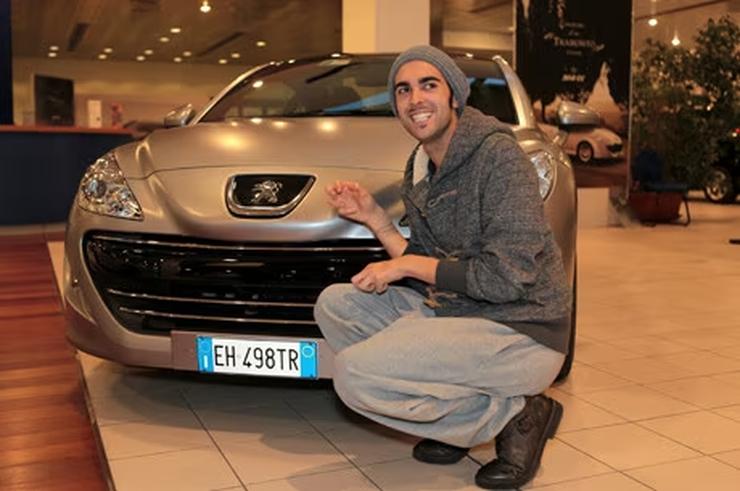 Marco Mengoni con la sua Peugeot RCZ Asphalt