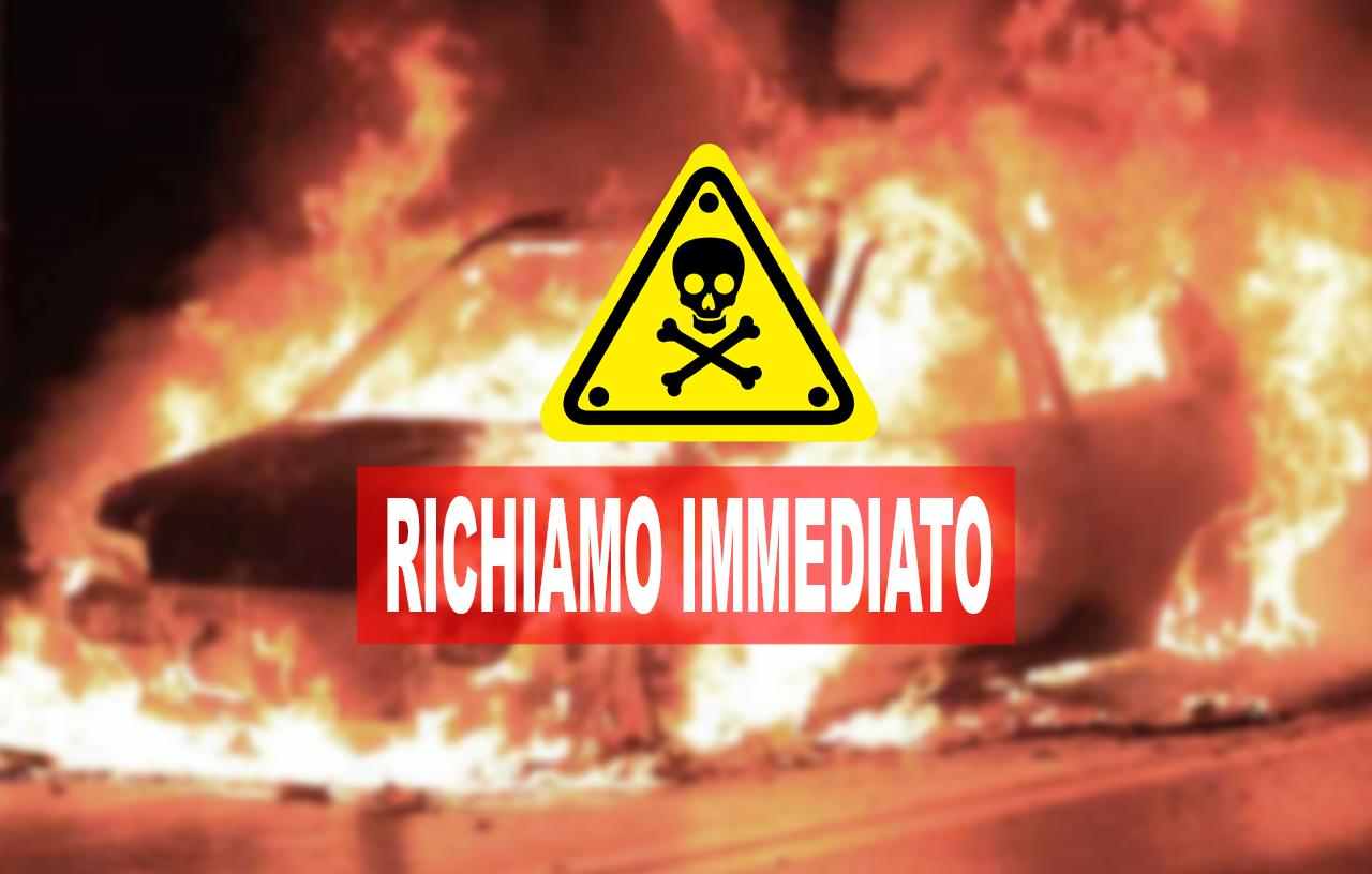 Auto italiana prende fuoco