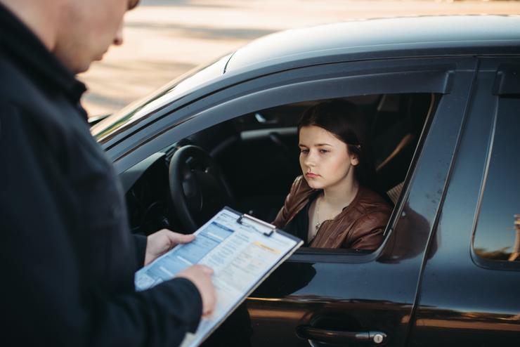 Poliziotto multa automobilista che ha superato i limiti dell'autovelox