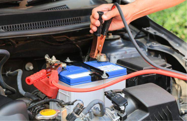 Ricaricare la batteria dell'auto in modo semplice e veloce