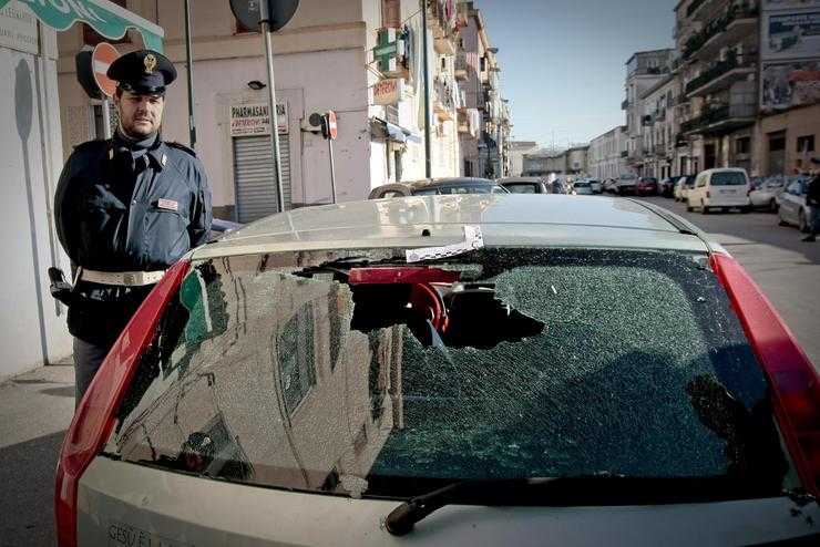 Sul lunotto posteriore dell'auto deve apporre questo cartello