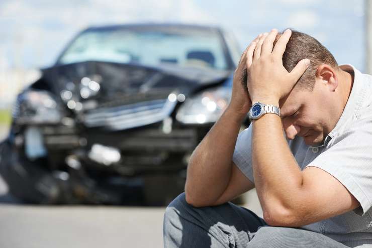 Auto rotta in strada 