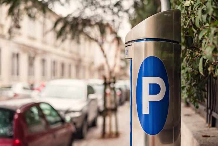 Automobilisti lasciano le vetture sui posti per le auto elettriche così da non pagare il parcheggio