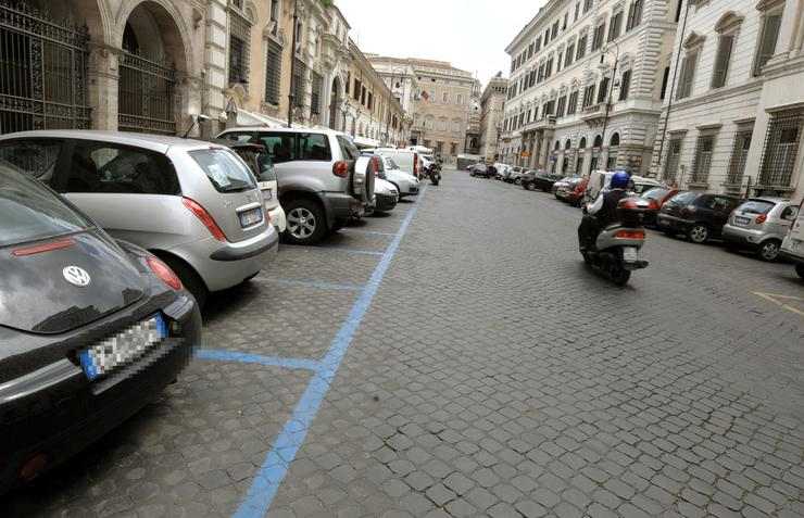 Parcheggio strisce blu 2 - AnsaFoto - 0-100.it