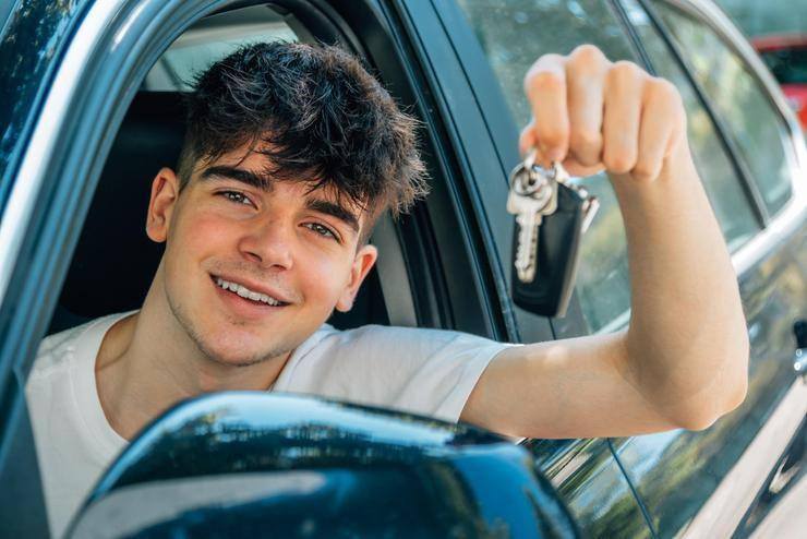Ragazzo di 17 anni guida l'auto