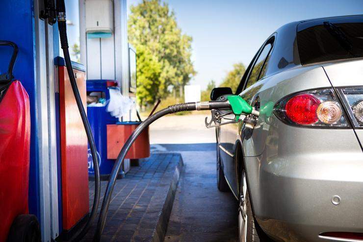 Auto fa il pieno al distributore di benzina 