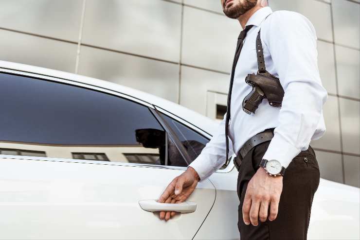 El gancho en la puerta del coche tiene una función muy importante 