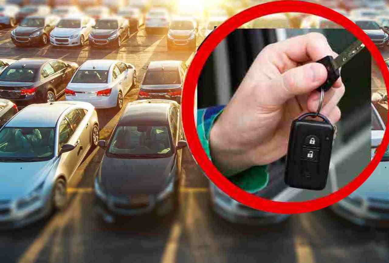 Il telecomando dell'auto è di grande aiuto nel parcheggio