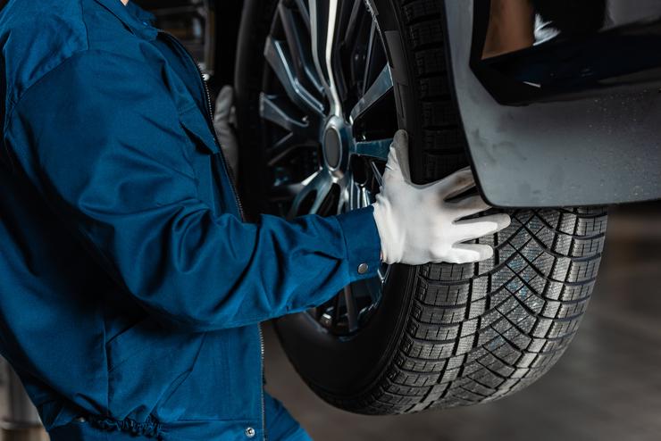 meccanico cambia gli pneumatici dell'auto