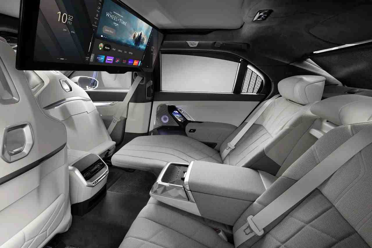 Un coche con cine y pantalla de 31 pulgadas: ideal para viajes largos |  Perfecto para aquellos que odian quedarse mucho tiempo en el coche.