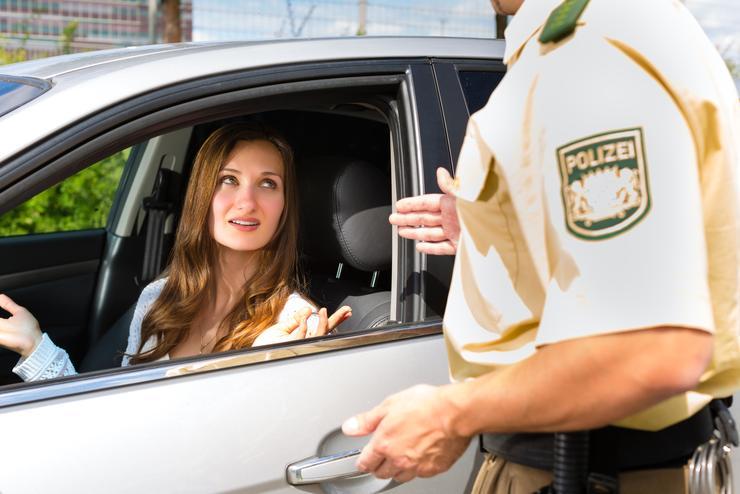 Multa auto e ritiro della patente al posto di blocco