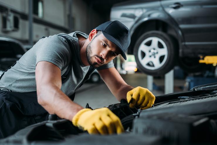 meccanico fa il tagliando dell'auto