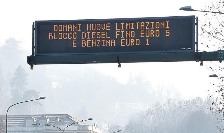 Blocco Euro diesel 5 - AnsaFoto - 0-100.it