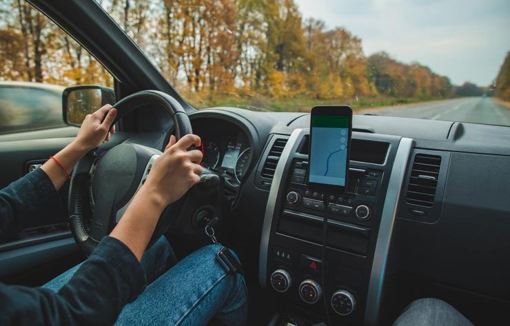 Cellulare in auto - depositphotos - 0-100.it