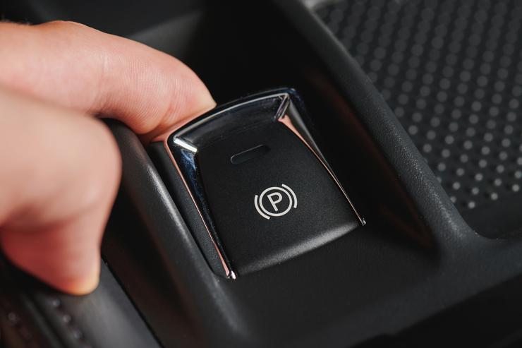 freno a mano elettrico - Depositphotos - 0-100.it