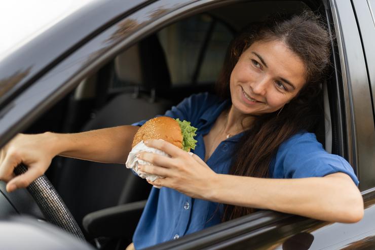 mangiare in auto - Depositphotos -0-100.it
