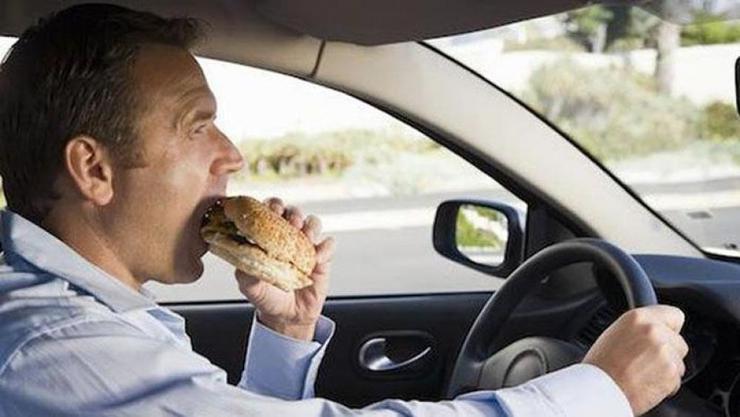 Mangiare in auto - 0-100.it