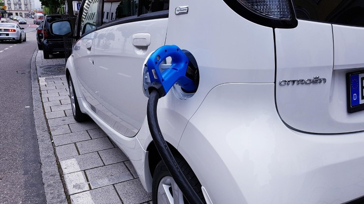 Auto elettrica in ricarica